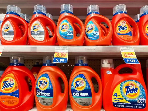Los Angeles, California - 9 Mayıs 2024: Bir süpermarkette rafta duran TIDE Deterjan şişeleri. Tide, Procter ve Gamble tarafından üretilen bir çamaşır deterjanıdır.