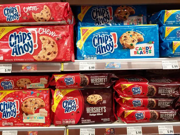 Los Angeles, Kaliforniya - 9 Mayıs 2024: Chips Ahoy! Süpermarkette rafta duran çikolatalı kurabiyeler.