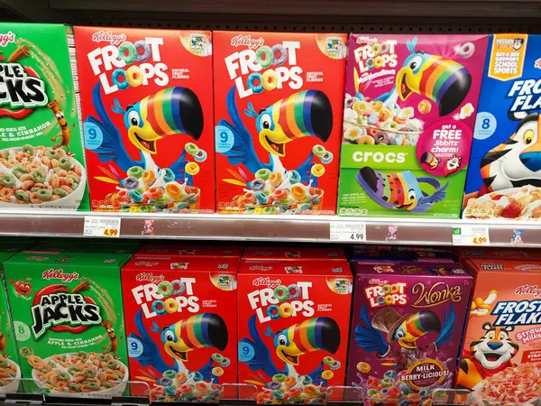 Los Angeles, California - 9 Mayıs 2024: Kellogg 's FROOT gevrekleri bir süpermarkette rafta. Froot Loops, Kellanova 'nın bir markasıdır.