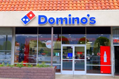 Los Angeles, California - 18 Mayıs 2024: Domino 's Pizza, Amerikan çokuluslu pizza restoran zinciri