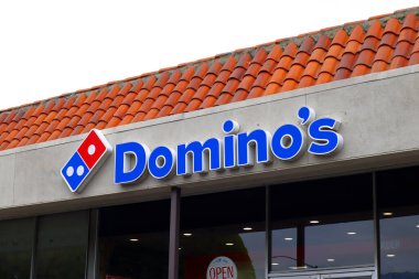 Los Angeles, California - 18 Mayıs 2024: Domino 's Pizza, Amerikan çokuluslu pizza restoran zinciri
