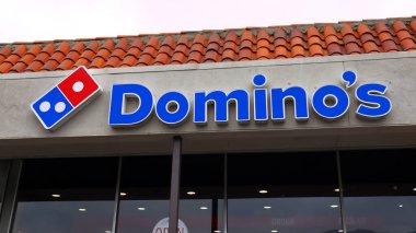 Los Angeles, California - 18 Mayıs 2024: Domino 's Pizza, Amerikan çokuluslu pizza restoran zinciri