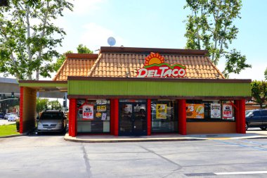 Los Angeles, California - 18 Mayıs 2024: DEL TACO Restoranı, Amerikan tarzı Meksika mutfağında uzmanlaşmış Amerikan fast-food restoran zinciri