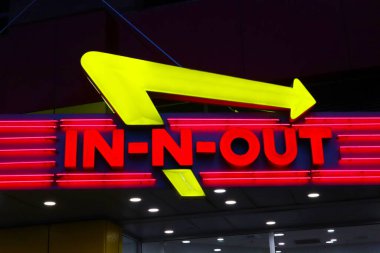 Los Angeles, California - 23 Mayıs 2024: In-N-Out Burger tabelası. Öncelikli olarak Güneybatı ve Pasifik Sahili 'nde konumları olan Amerikan Fast Food Restoranlar zinciri.