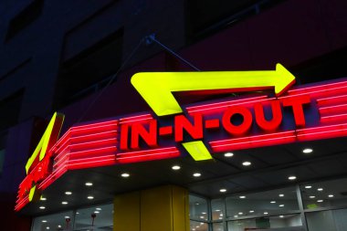 Los Angeles, California - 23 Mayıs 2024: In-N-Out Burger tabelası. Öncelikli olarak Güneybatı ve Pasifik Sahili 'nde konumları olan Amerikan Fast Food Restoranlar zinciri.