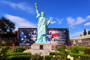 El Monte, LA County, Kaliforniya 25 Mayıs 2024: 11333 Valley Bulvarı 'ndaki El Monte polisini selamlayan bir duvar resmi önünde Özgürlük Anıtı