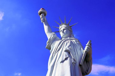 El Monte, LA County, Kaliforniya 25 Mayıs 2024: 11333 Valley Bulvarı 'ndaki El Monte polisini selamlayan bir duvar resmi önünde Özgürlük Anıtı