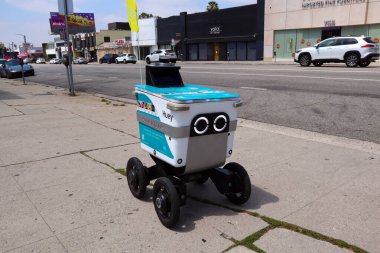 Los Angeles, California - 19 Haziran 2024: Robotik Teslimatına Hizmet. Müşteriye Yemek Teslimatı