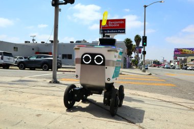 Los Angeles, California - 19 Haziran 2024: Robotik Teslimatına Hizmet. Müşteriye Yemek Teslimatı