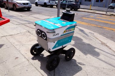 Los Angeles, California - 19 Haziran 2024: Robotik Teslimatına Hizmet. Müşteriye Yemek Teslimatı