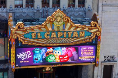 Hollywood, Los Angeles, California - 19 Haziran 2024: The El Capitan Theatre with the Disney Pixar Inside Out 2 film. El Capitan Tiyatrosu 6838 Hollywood Bulvarı 'nda yer almaktadır.