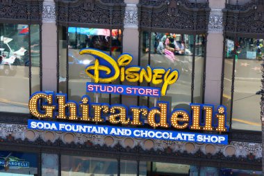 Hollywood, Los Angeles, California - 19 Haziran 2024: Ghirardelli soda çeşmesi ve çikolata dükkanı, Disney Studio Store 6834 Hollywood Bulvarı 'nda yer almaktadır.