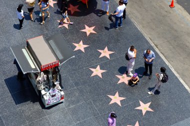 Hollywood, Los Angeles, Kaliforniya 19 Haziran 2024: Hollywood Bulvarı, Hollywood ve Highland Eğlence Merkezi 'nden Şöhret Yolu, Ovation Hollywood ve Dolby Tiyatrosu terası
