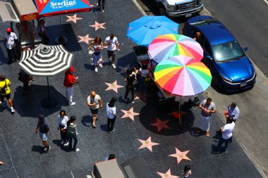 Hollywood, Los Angeles, Kaliforniya 19 Haziran 2024: Hollywood Bulvarı, Hollywood ve Highland Eğlence Merkezi 'nden Şöhret Yolu, Ovation Hollywood ve Dolby Tiyatrosu terası