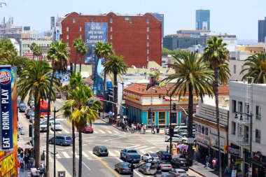 Hollywood, Los Angeles, Kaliforniya 19 Haziran 2024: Hollywood Bulvarı, Hollywood ve Highland Eğlence Merkezi 'nden Şöhret Yolu, Ovation Hollywood ve Dolby Tiyatrosu terası