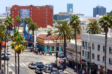 Hollywood, Los Angeles, Kaliforniya 19 Haziran 2024: Hollywood Bulvarı, Hollywood ve Highland Eğlence Merkezi 'nden Şöhret Yolu, Ovation Hollywood ve Dolby Tiyatrosu terası