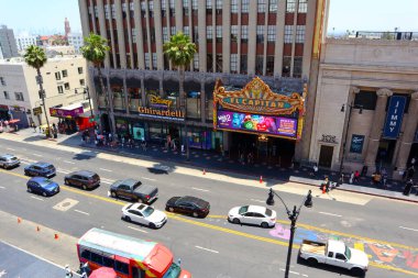Hollywood, Los Angeles, California - 19 Haziran 2024: Hollywood Bulvarı 'ndaki El Capitan Tiyatrosu ve Ghirardelli çikolata dükkanı