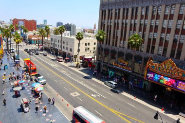 Hollywood, Los Angeles, Kaliforniya 19 Haziran 2024: Hollywood Bulvarı, Hollywood ve Highland Eğlence Merkezi 'nden Şöhret Yolu, Ovation Hollywood ve Dolby Tiyatrosu terası