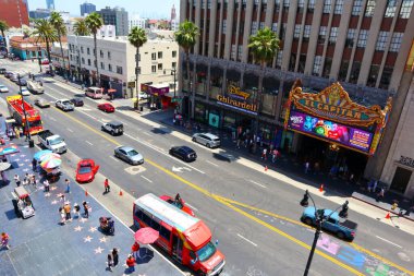 Hollywood, Los Angeles, Kaliforniya 19 Haziran 2024: Hollywood Bulvarı, Hollywood ve Highland Eğlence Merkezi 'nden Şöhret Yolu, Ovation Hollywood ve Dolby Tiyatrosu terası