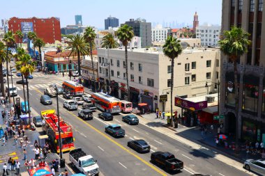 Hollywood, Los Angeles, Kaliforniya 19 Haziran 2024: Hollywood Bulvarı, Hollywood ve Highland Eğlence Merkezi 'nden Şöhret Yolu, Ovation Hollywood ve Dolby Tiyatrosu terası