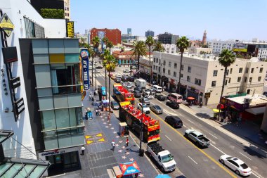 Hollywood, Los Angeles, Kaliforniya 19 Haziran 2024: Hollywood Bulvarı, Hollywood ve Highland Eğlence Merkezi 'nden Şöhret Yolu, Ovation Hollywood ve Dolby Tiyatrosu terası