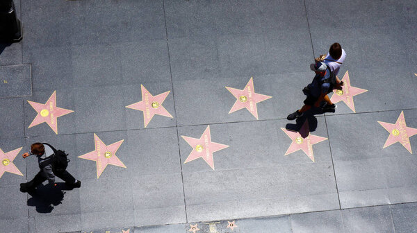 Голливуд, Лос-Анджелес, Калифорния 19 июня 2024 года: Голливудский бульвар, "Аллея славы" из Голливуда и развлекательного центра Highland, Ovation Hollywood и терраса на крыше Dolby Theatre