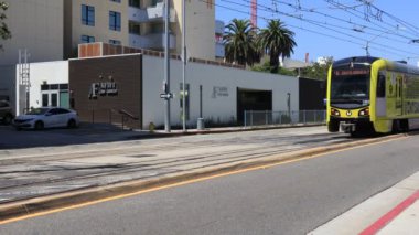 Santa Monica, California - 28 Haziran 2024: Los Angeles METRO Demiryolu E Hattı treni Santa Monica şehir merkezinde. Doğu Los Angeles 'tan Santa Monica' ya E Hattı treni