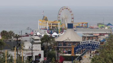 Santa Monica, California - 30 Haziran 2024: Pasifik Parkı ile Santa Monica İskelesi girişinin panorama manzarası, okyanus manzaralı lunapark