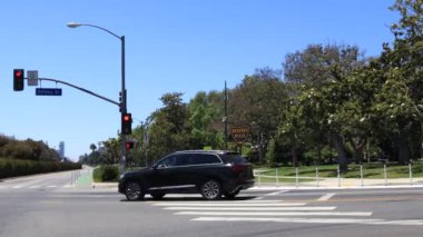 Beverly Hills, California - 3 Temmuz 2024: N Dohney Dr ve Santa Monica Bulvarı üzerinde bulunan Beverly Hills Tabelası