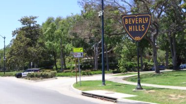 Beverly Hills, California - 3 Temmuz 2024: N Dohney Dr ve Santa Monica Bulvarı 'nın karşısındaki Beverly Hills tabelası 