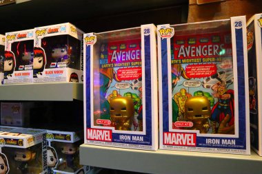 Hollywood, California - 16 Temmuz 2024: FUNKO POP Figürinlerine bakış 6201 Hollywood Bulvarı, Los Angeles 'taki Funko Hollywood Store' da sergileniyor 