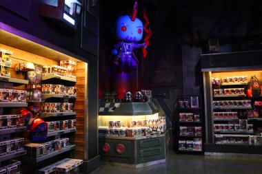 Hollywood, California - 16 Temmuz 2024: FUNKO POP Figürinlerine bakış 6201 Hollywood Bulvarı, Los Angeles 'taki Funko Hollywood Store' da sergileniyor 