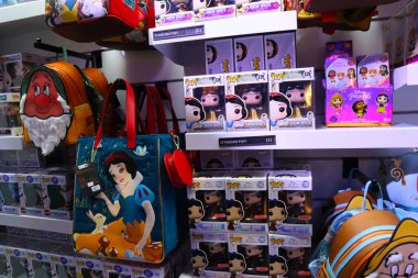 Hollywood, California - 16 Temmuz 2024: FUNKO POP Figürinlerine bakış 6201 Hollywood Bulvarı, Los Angeles 'taki Funko Hollywood Store' da sergileniyor 