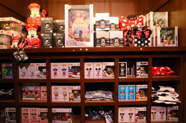 Hollywood, California - 16 Temmuz 2024: FUNKO POP Figürinlerine bakış 6201 Hollywood Bulvarı, Los Angeles 'taki Funko Hollywood Store' da sergileniyor 