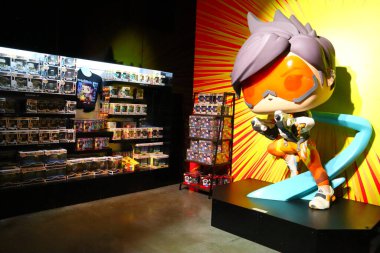 Hollywood, California - 16 Temmuz 2024: 6201 Hollywood Bulvarı 'ndaki FUNKO Hollywood Mağazası' nın iç manzarası. Funko, lisanslı plastik heykelciğiyle bilinen, koleksiyon yapan bir Amerikan şirketidir. 