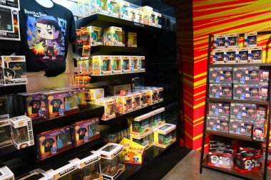 Hollywood, California - 16 Temmuz 2024: FUNKO POP Figürinlerine bakış 6201 Hollywood Bulvarı, Los Angeles 'taki Funko Hollywood Store' da sergileniyor 