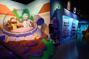 Hollywood, California - 16 Temmuz 2024: 6201 Hollywood Bulvarı 'ndaki FUNKO Hollywood Mağazası' nın iç manzarası. Funko, lisanslı plastik heykelciğiyle bilinen, koleksiyon yapan bir Amerikan şirketidir. 