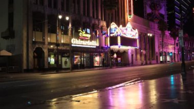 Hollywood, Los Angeles, Kaliforniya - 22 Temmuz 2024: The El Capitan Theatre and Disney Studio Store ve Ghirardelli Soda Fountain By Night