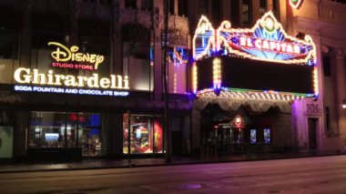 Hollywood, Los Angeles, Kaliforniya - 22 Temmuz 2024: The El Capitan Theatre and Disney Studio Store ve Ghirardelli Soda Fountain By Night