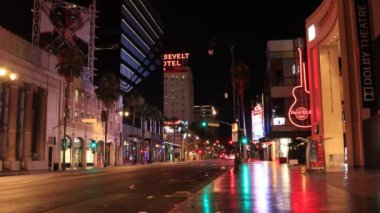 Hollywood, Los Angeles, California - 22 Temmuz 2024: Hollywood Bulvarı Şöhret Yolu, Grauman 'ın TCL Çin Tiyatrosu, Hard Rock Kafe, Dolby Tiyatrosu, Walgreens Mağazası