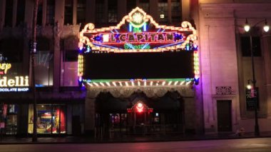 Hollywood, Los Angeles, Kaliforniya - 22 Temmuz 2024: The El Capitan Theatre and Disney Studio Store ve Ghirardelli Soda Fountain By Night