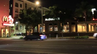 Los Angeles, Kaliforniya - 18 Temmuz 2024: Geceleri McDonald 's fast food restoranı