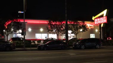 Los Angeles, California - 18 Temmuz 2024: Geceleri In-N-Out Burger Restoranı. Öncelikli olarak Güneybatı ve Pasifik Sahili 'nde konumları olan Amerikan Fast Food Restoranlar zinciri.