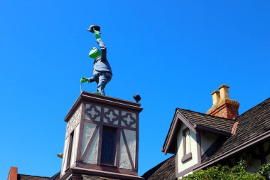 Hollywood, California - 8 Temmuz 2024: The Jim Henson Company (eski Charlie Chaplin Stüdyoları), Kurbağa Kermit ve Muppet karakterleri ile bilinen Amerikan eğlence şirketi.