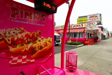 Los Angeles, California - 9 Temmuz 2024: Pink 's Hot Dogs, 1939 yılından beri Los Angeles' ta bulunan bir Hollywood efsanesi.