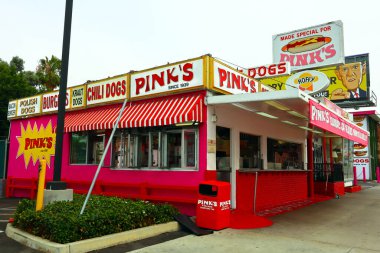 Los Angeles, California - 9 Temmuz 2024: Pink 's Hot Dogs, 1939 yılından beri Los Angeles' ta bulunan bir Hollywood efsanesi.