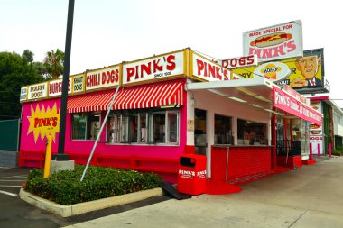 Los Angeles, California - 9 Temmuz 2024: Pink 's Hot Dogs, 1939 yılından beri Los Angeles' ta bulunan bir Hollywood efsanesi. 