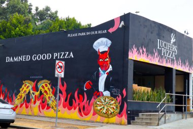 Los Angeles, California - 9 Temmuz 2024: Lucifers Pizza Restoranı, 7123 Melrose Bulvarı, Los Angeles 'ta bulunan Glütensiz ve Vegan seçenekli taze ve lezzetli pizza