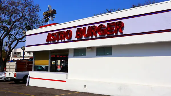 Batı Hollywood, California - 9 Temmuz 2024: ASTRO BURGER, Fast food restoranı 7475 Santa Monica Bulvarı, Batı Hollywood