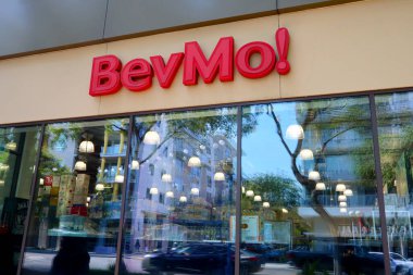 Los Angeles, California - 9 Temmuz 2024: BevMo! Amerikan perakende zinciri alkollü içeceklerin satışına odaklanıyor